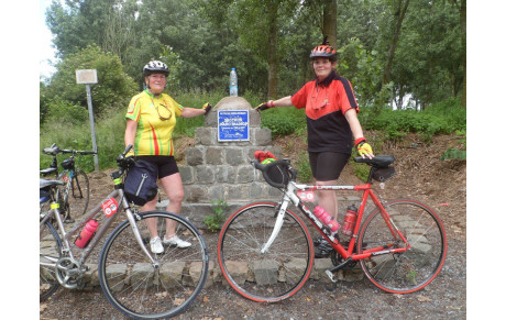Sur les pavés, deux cyclotes du Tiot Vélo